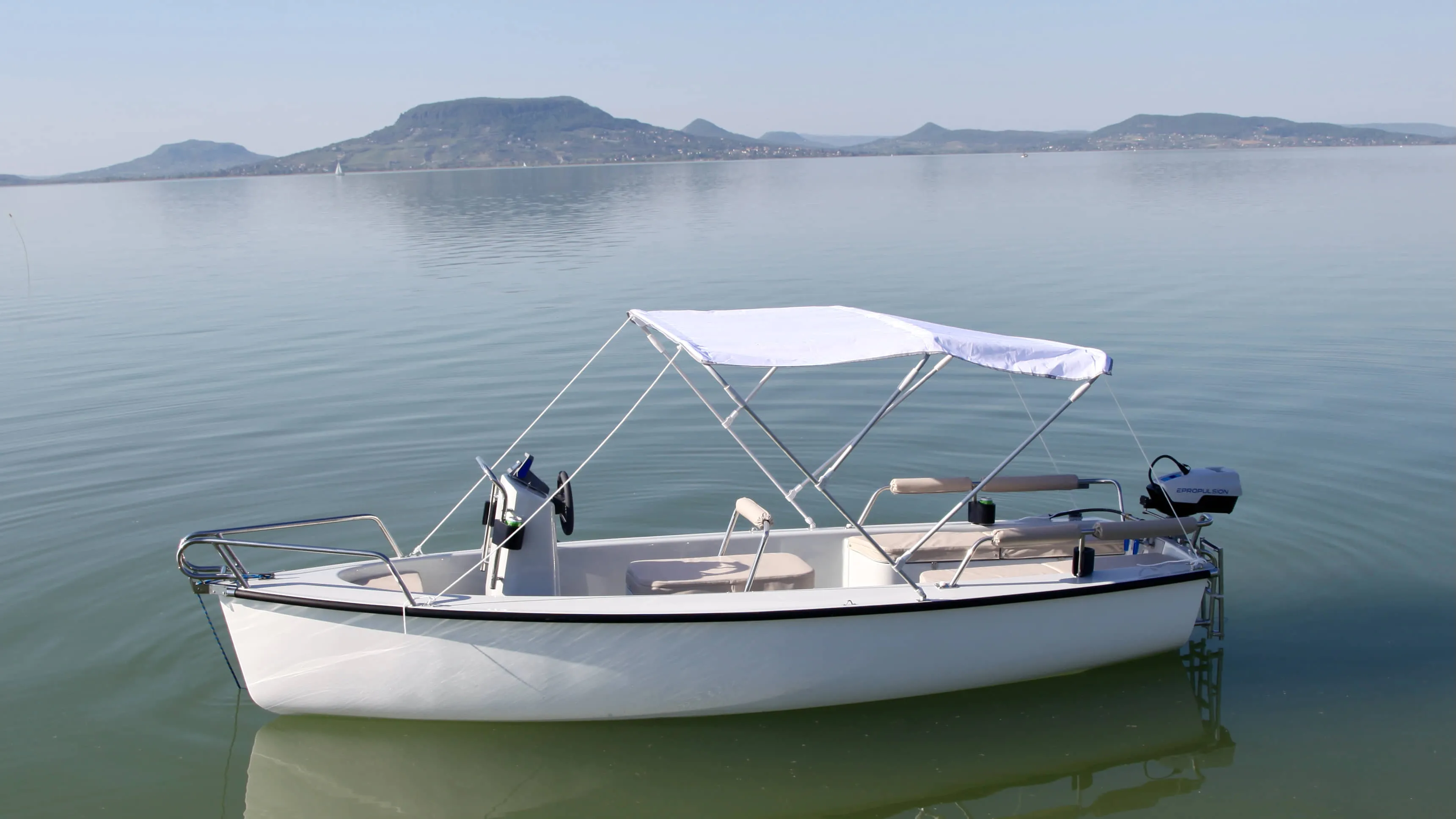 eBalin Túra csónak a Balatonnal a háttérben