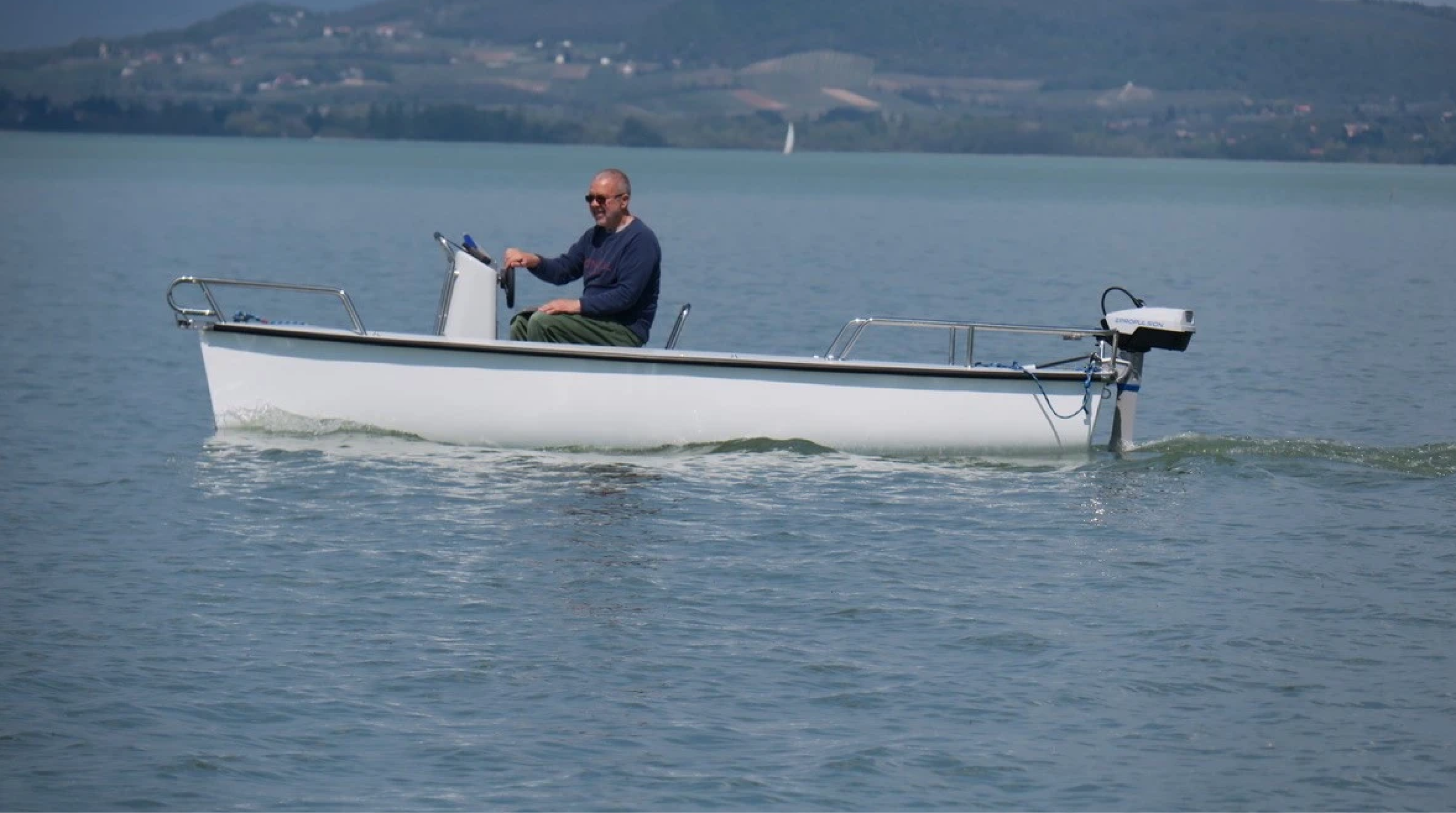 Az alapító a csónakban